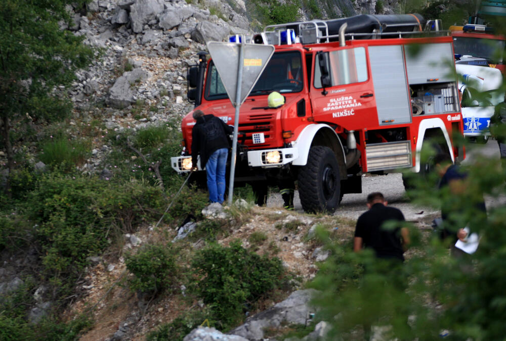 <p>Svi koji se nalaze u jedinici intezivne njege su stabilnih vitalnih paranetara i riječ je uglavnom o povredama i prelomima ekstremiteta i rebara</p>