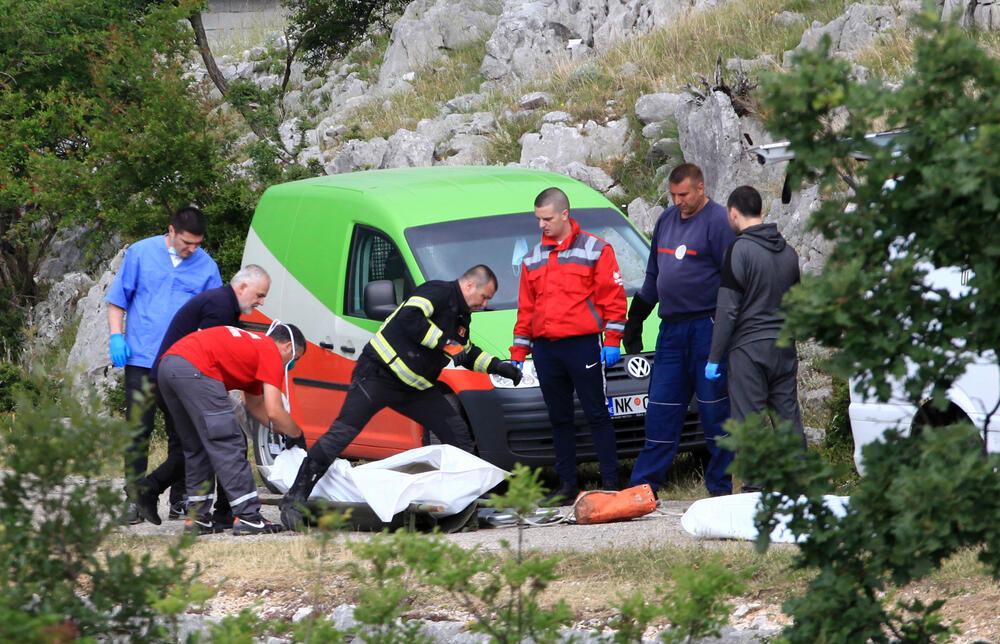 <p>Svi koji se nalaze u jedinici intezivne njege su stabilnih vitalnih paranetara i riječ je uglavnom o povredama i prelomima ekstremiteta i rebara</p>