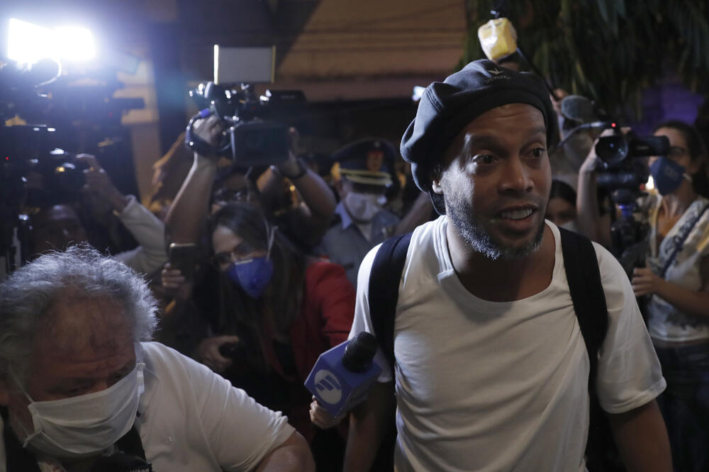Ronaldinjo ispred hotela u kome je u kućnom pritvoru, Foto: AP