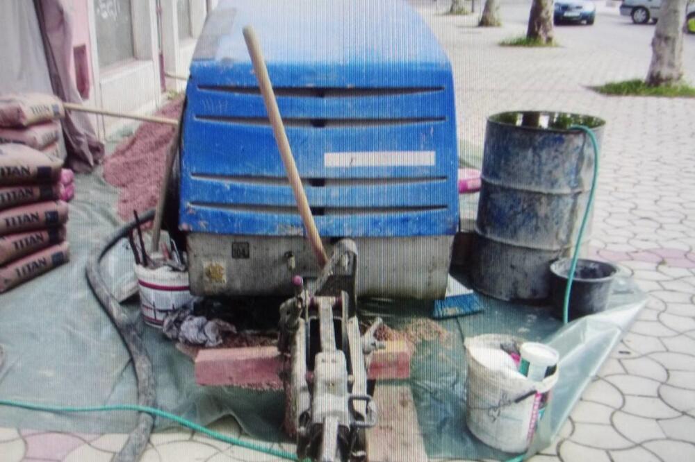 Mašina nasred Trga slobode, Foto: Komunalna policija Nikšić