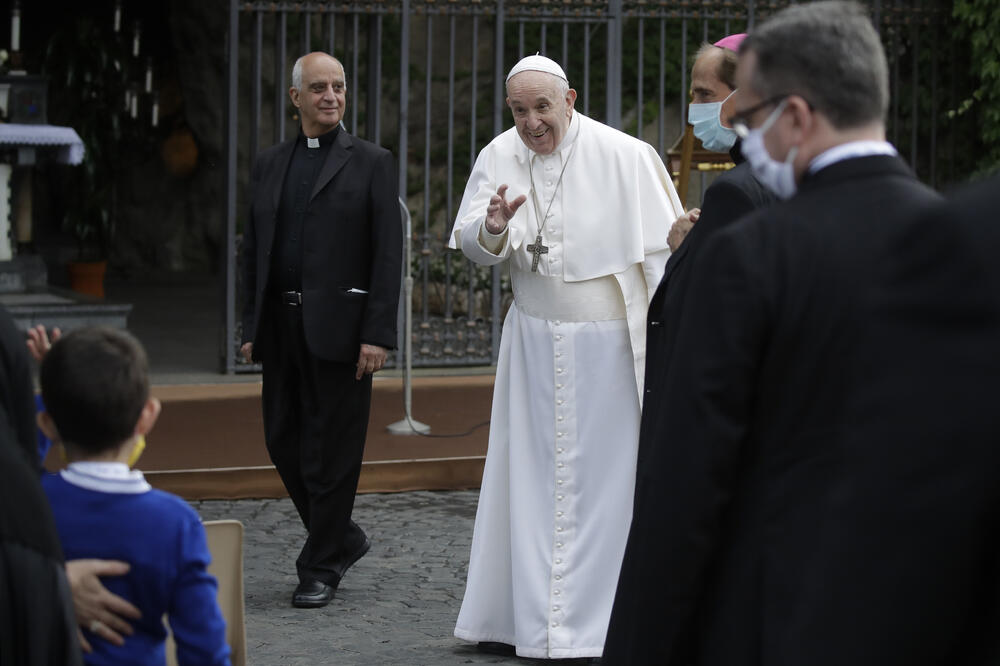 Papa Franjo danas u Vatikanskimk vrtovima, Foto: Beta/AP