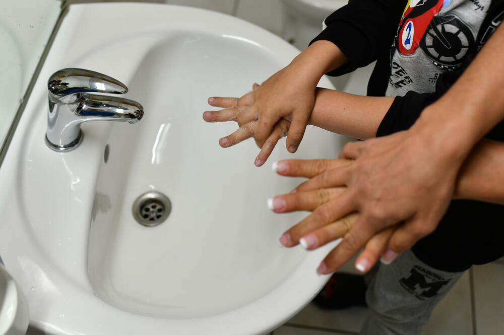 Obavezna dezinfekcija ruku, Foto: Beta