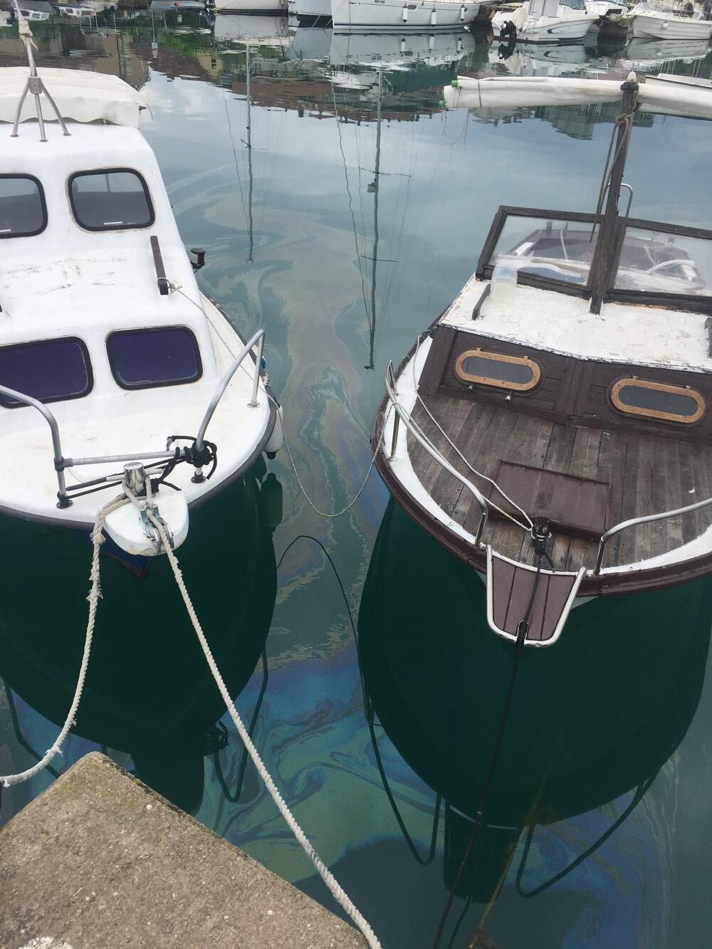 Mrlja u akvatorijumu gradske lučice Kalimanj