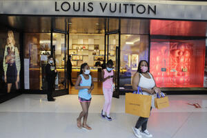 SAD: U posljednja 24 časa od koronavirusa preminulo 960 osoba