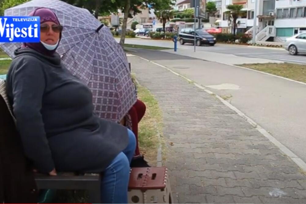 Već danima borave i spavaju ispred zgrade opštine, Foto: Prinscreen