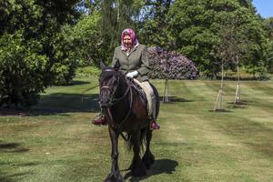 Britanska kraljica snimljena kako jaše ponija
