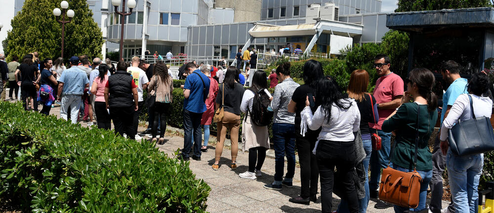 <p>Mjera zabrane i ograničavanja rada šalterskih službi uvedena je sredinom marta zbog sprečavanja širenja koronavirusa</p>