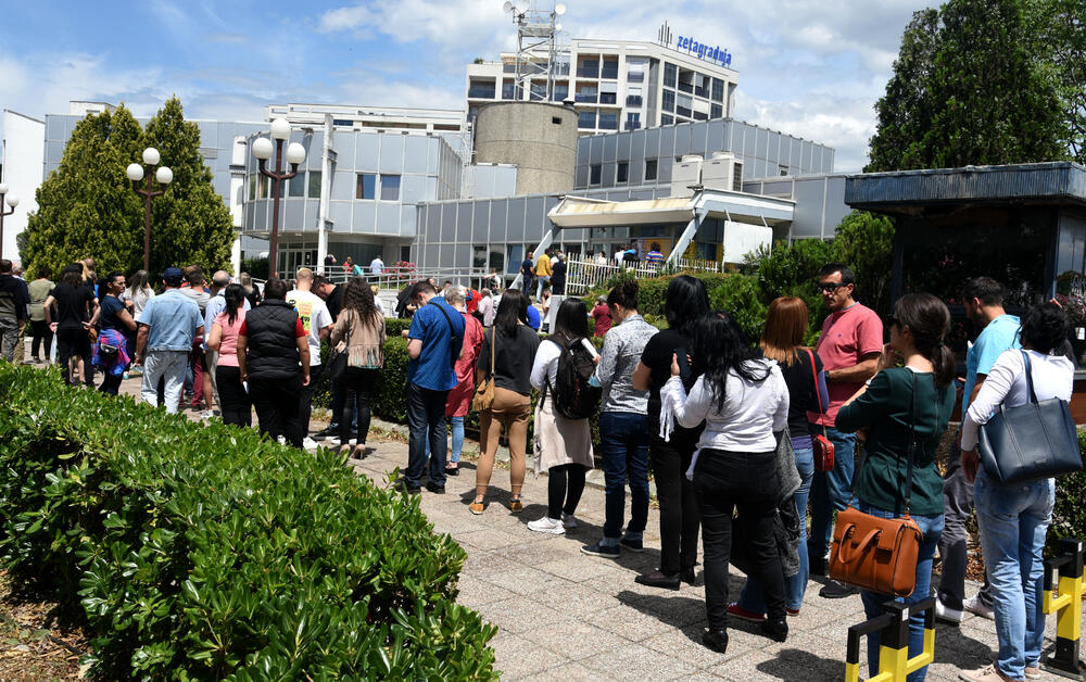 <p>Mjera zabrane i ograničavanja rada šalterskih službi uvedena je sredinom marta zbog sprečavanja širenja koronavirusa</p>