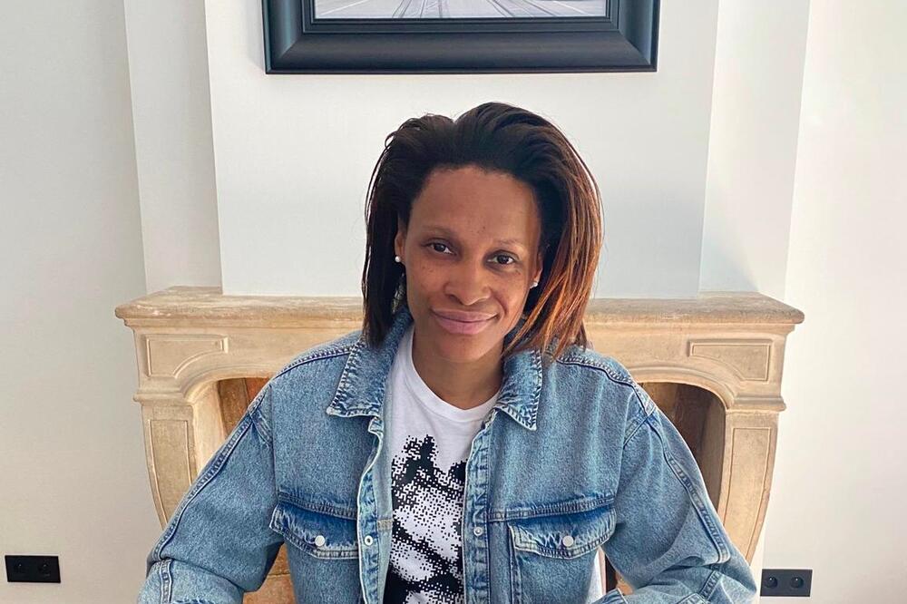 Alison Pino potpisuje ugovor, Foto: ŽRK Budućnost