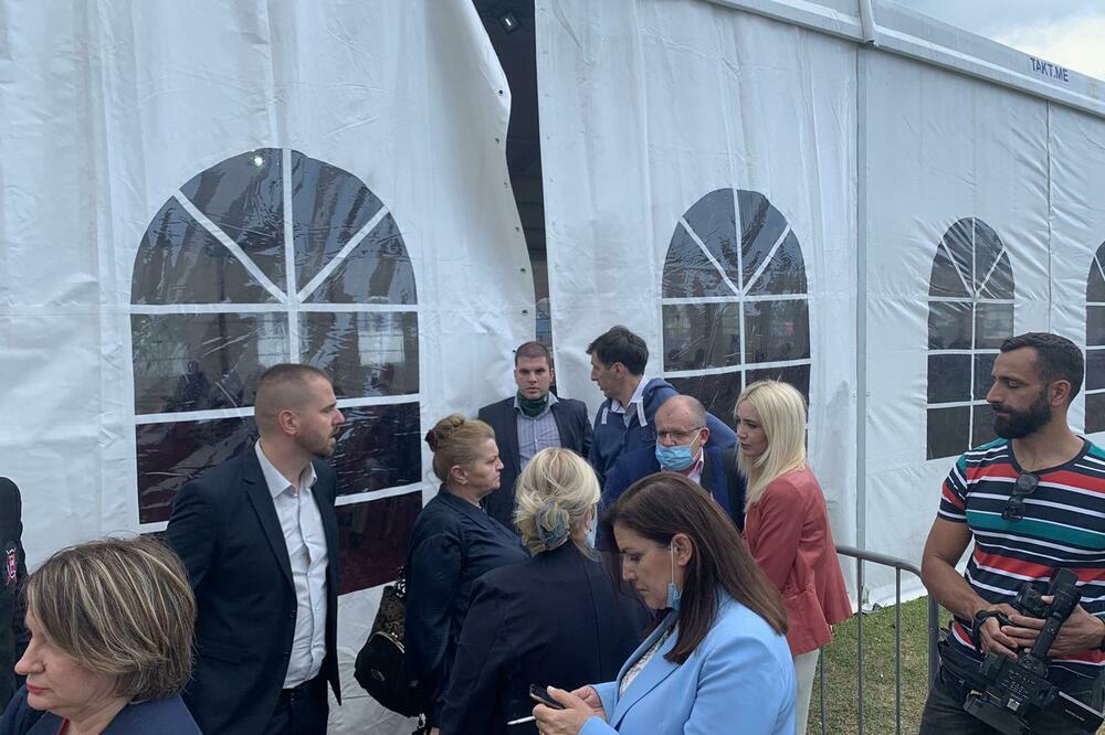 Džaković okružen odbornicima DPS-a, Foto: Arhiva Vijesti