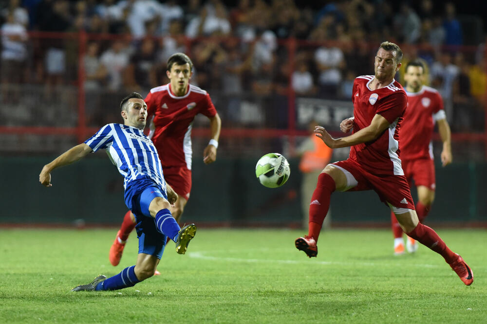 Duel Luke Mirkovića i Ivana Novovića na avgustovskom duelu OFK Titograda i Budućnosti na Starom aerodromu, Foto: Savo Prelević