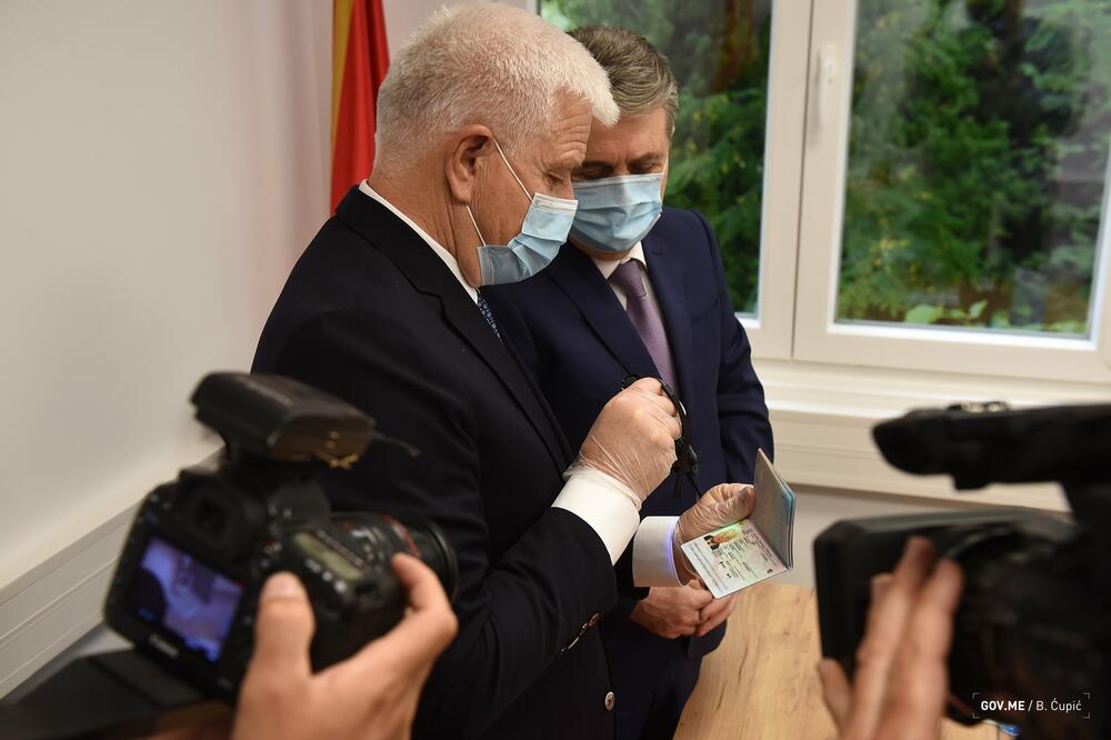 Marković sa novim pasošem, Foto: Twitter/gov.me