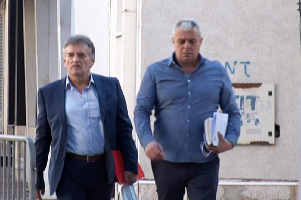Aleksić (lijevo) ispred Višeg suda sa pravnim zastupnikom Mićovićem, Foto: Screenshot/TV Vijesti