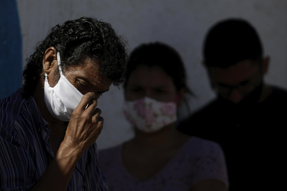 Brazilci čekaju red na testiranje u Braziliji, Foto: Eraldo Peres/AP