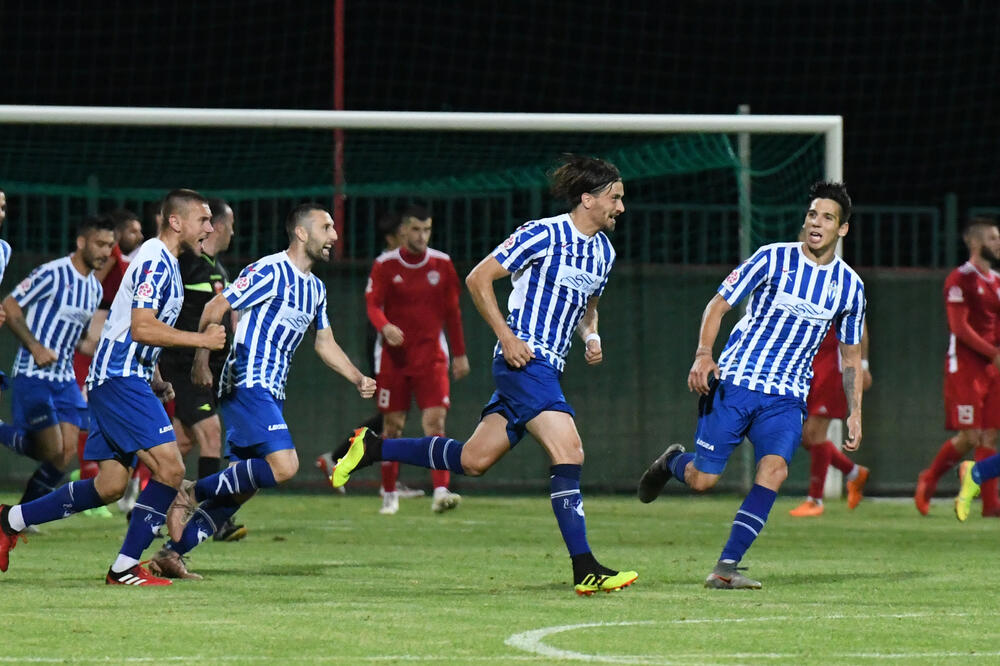 Slavlje fudbalera Budućnosti nakon gola Draška Božovića, Foto: Savo Prelević