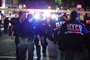 Sukobi u Bruklinu: Policajac uboden u vrat, muškarac upucan...