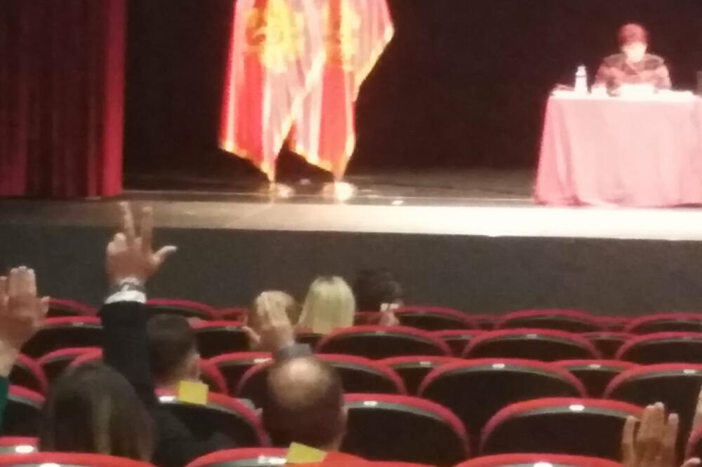 Pivljanin podiže tri prsta, Foto: Goran Malidžan