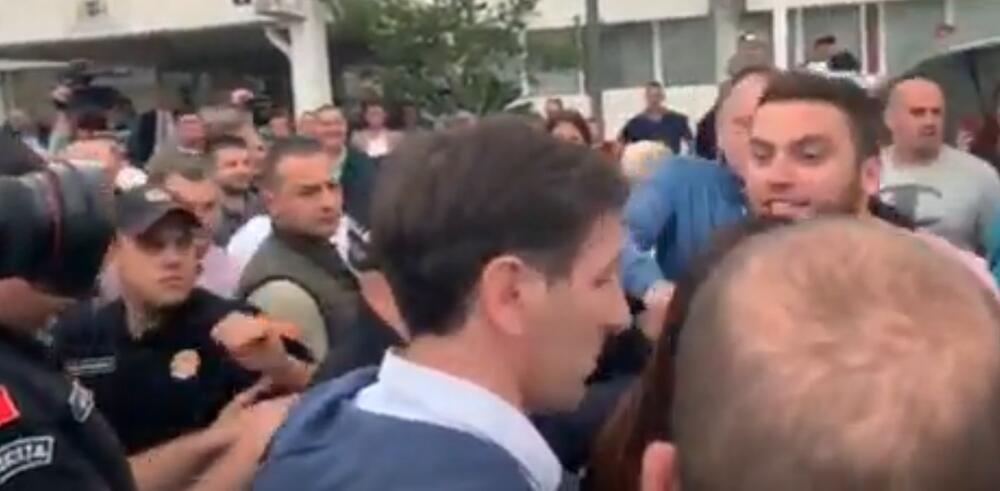 Građani ljuti zbog promjene strane, Džakovića čuvala policija