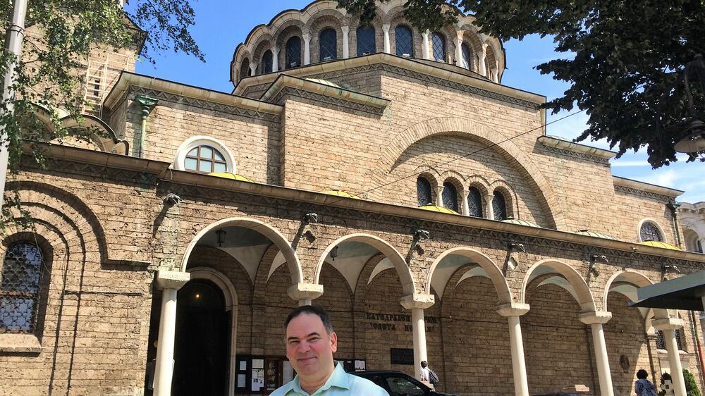 Dragoslav Dedović ispred katedrale Sveta Nedelja