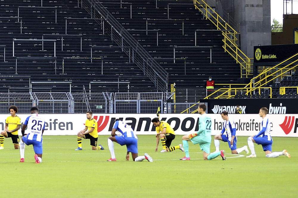 Fudbaleri Herte i Borusije prije utakmice, Foto: AP