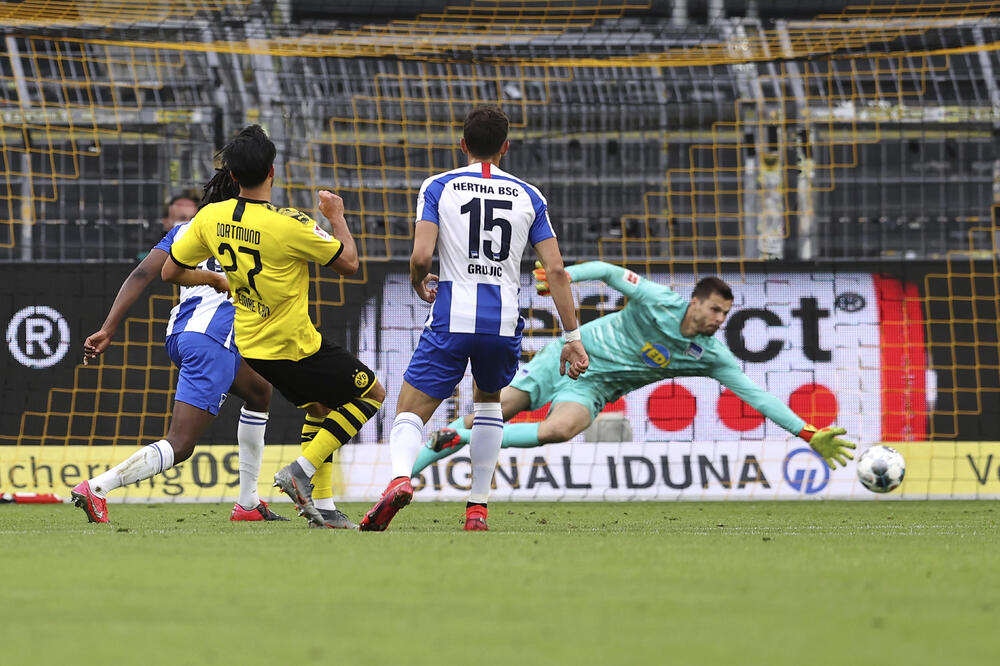 Džan postiže pogodak, Foto: Beta/AP