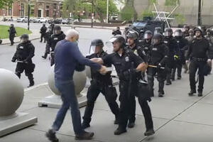SAD: Pušteni na slobodu policajci koji su gurnuli starca na...