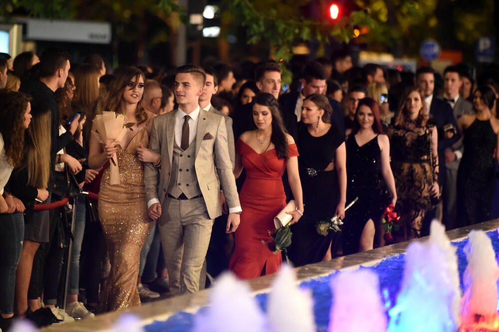 Detalj sa prošlogodišnje maturske večeri podgoričkih gimnazijalaca, Foto: Boris Pejović