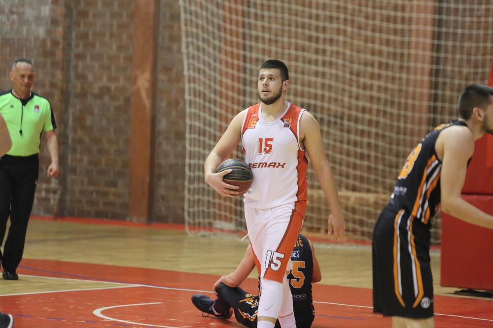 Miloš Popović u dresu Lovćen Bemaxa, Foto: Novak Abramović