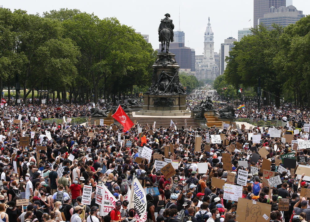 <p>Demonstranti su se u subotu okupili u brojnim urbanim središtima, Njujorku, Atlanti, Filadelfiji, Čikagu, Los Anđelesu, San Fransisku, Sijetlu, Bostonu i Majamiju, ali i u manjim ruralnim mjestima širom zemlje</p>