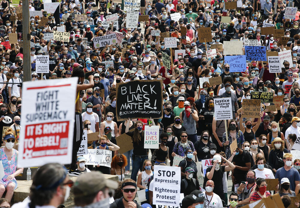 <p>Demonstranti su se u subotu okupili u brojnim urbanim središtima, Njujorku, Atlanti, Filadelfiji, Čikagu, Los Anđelesu, San Fransisku, Sijetlu, Bostonu i Majamiju, ali i u manjim ruralnim mjestima širom zemlje</p>