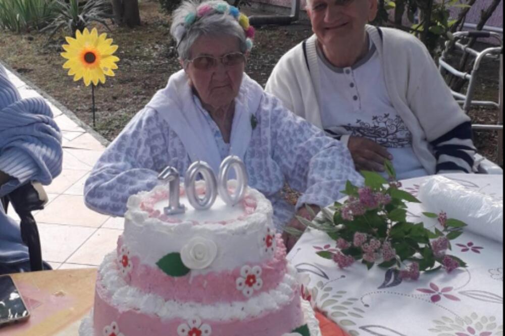 Slavljenica sa tortom, Foto: Privatna arhiva