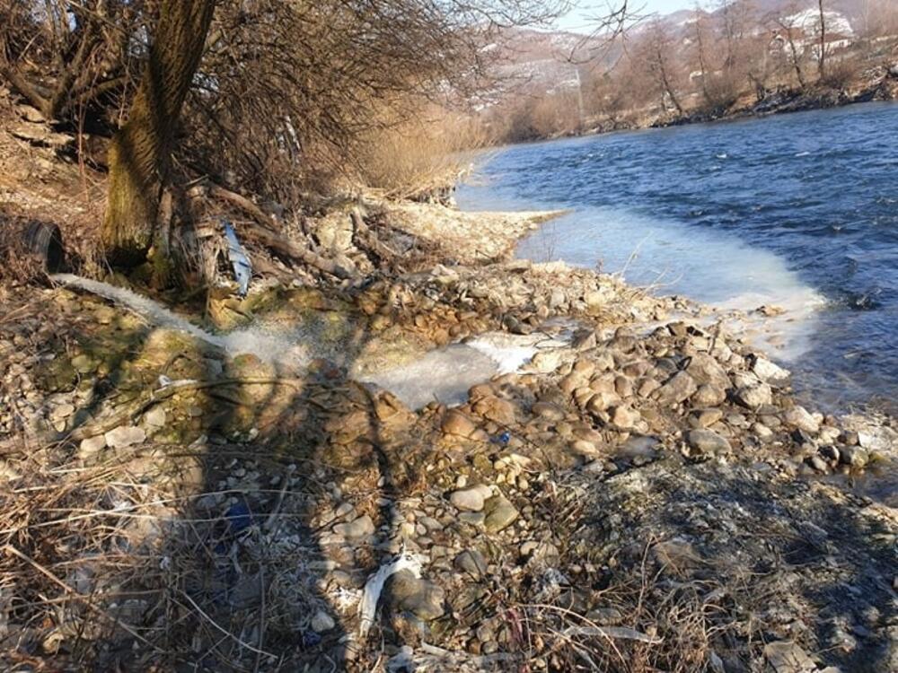Jedna od cijevi u Bijelom Polju kojom otpadne vode dospijevaju u Lim, Foto: Alisa Hajdarpašić