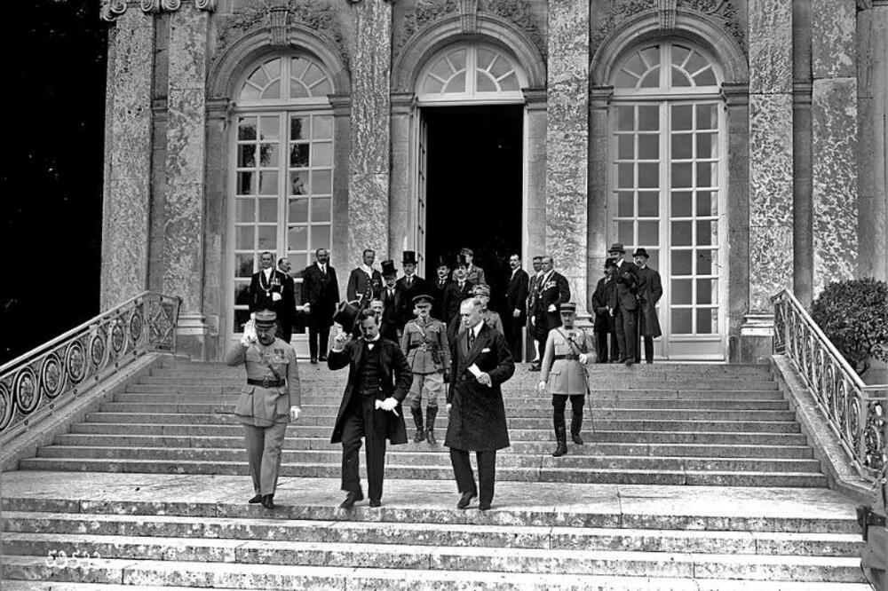Mađarska delegacija napušta Grand Trianon Palace nakon potpisivanja sporazuma 1920., Foto: Wikipedia