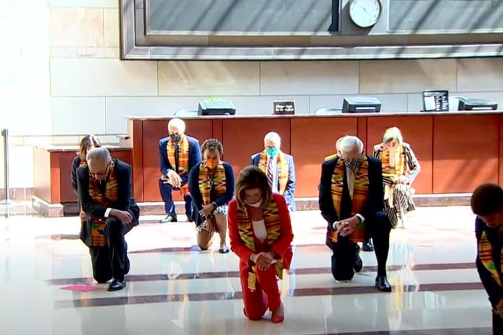 Demokrate kleče na jedno koljeno, Foto: Screenshot/Youtube