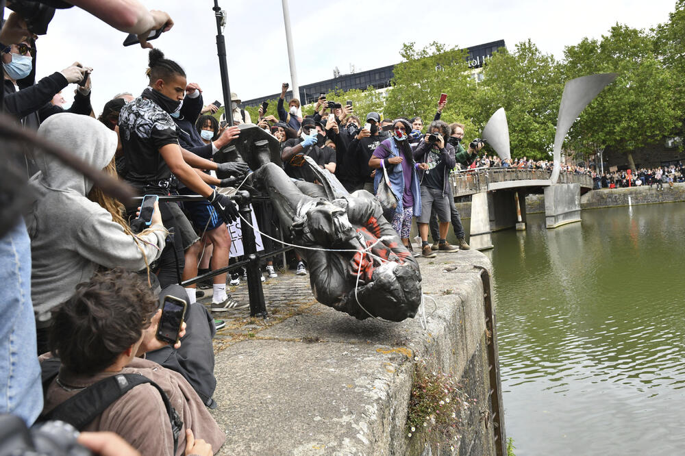 Demonstranti bacaju Kolstonovu statuu u luku u Bristolu, Foto: AP Photo