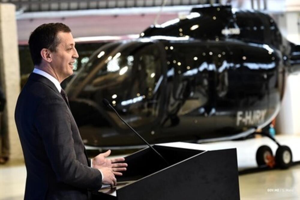 Ministar pored jednog od helikoptera, Foto: Ministarstvo odbrane