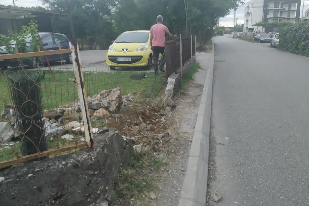 Polomljena ograda u Dalmatinskoj ulici, Foto: Borko Ždero
