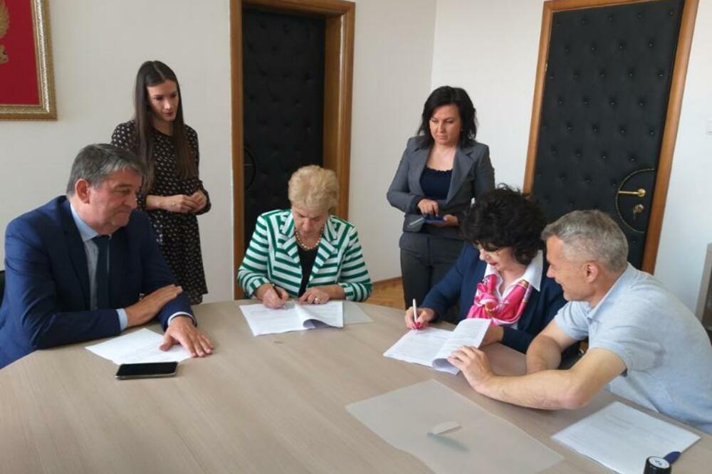 Potpisivanje ugovora, Foto: Svetlana Mandić