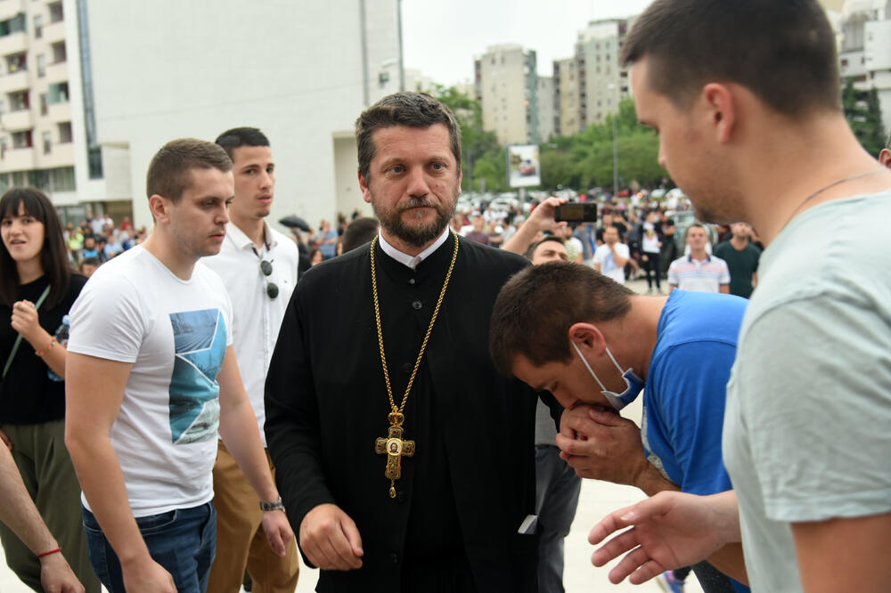 Gojko Perović ispred hrama u Podgorici, Foto: Boris Pejović