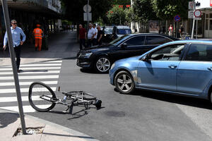 Saobraćajna nezgoda u centru Podgorice: Biciklistu udario auto