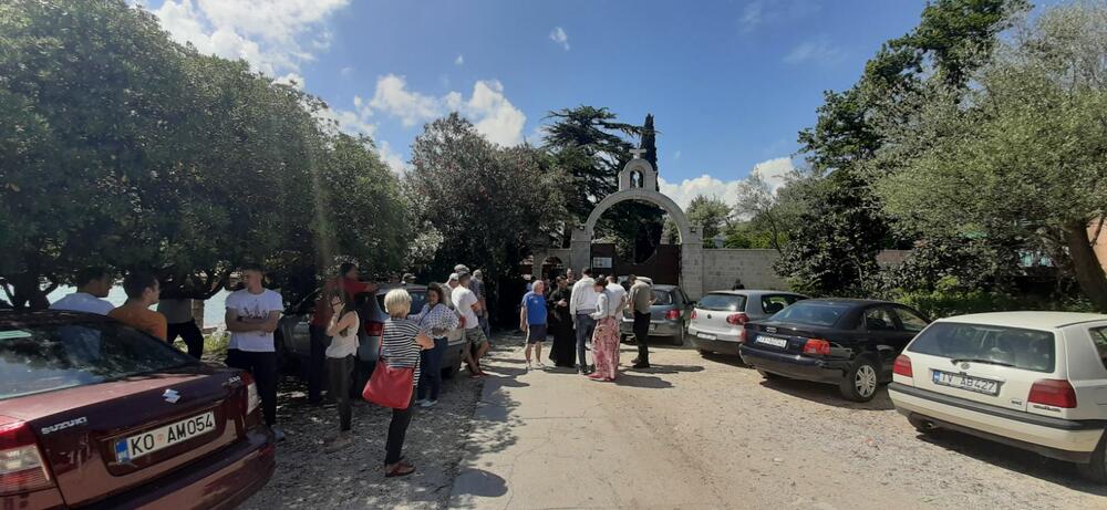 <p>Oko 200 građana prisutno je u ili ispred manastirskog kompleksa na Prevlaci</p>