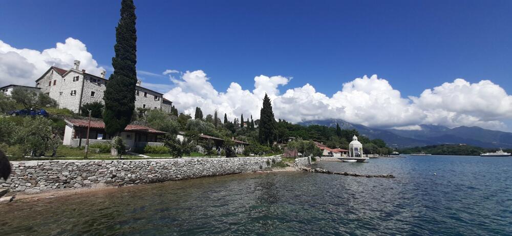 <p>Oko 200 građana prisutno je u ili ispred manastirskog kompleksa na Prevlaci</p>