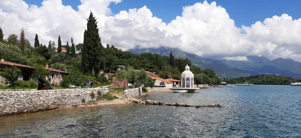 <p>Oko 200 građana prisutno je u ili ispred manastirskog kompleksa na Prevlaci</p>