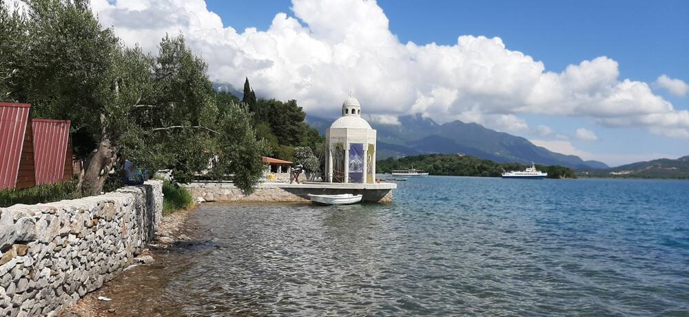 <p>Oko 200 građana prisutno je u ili ispred manastirskog kompleksa na Prevlaci</p>