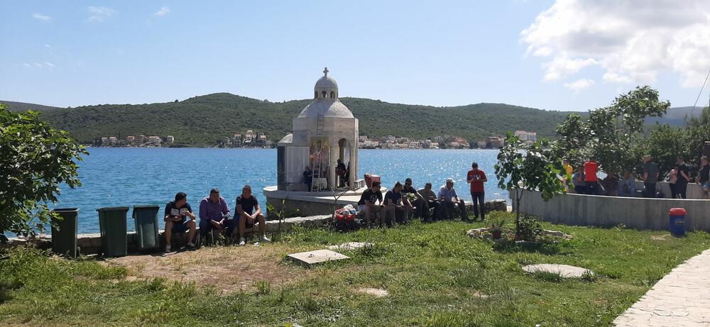 <p>Oko 200 građana prisutno je u ili ispred manastirskog kompleksa na Prevlaci</p>