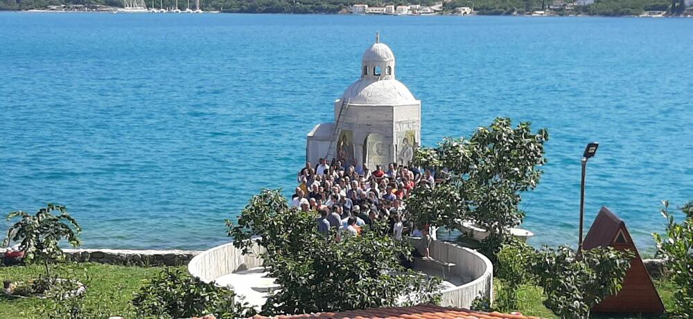 <p>Oko 200 građana prisutno je u ili ispred manastirskog kompleksa na Prevlaci</p>