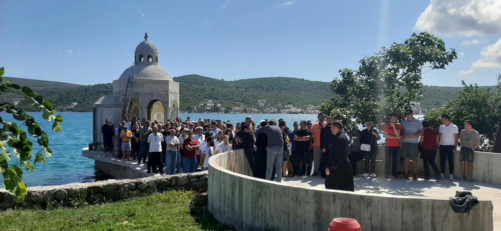 <p>Oko 200 građana prisutno je u ili ispred manastirskog kompleksa na Prevlaci</p>