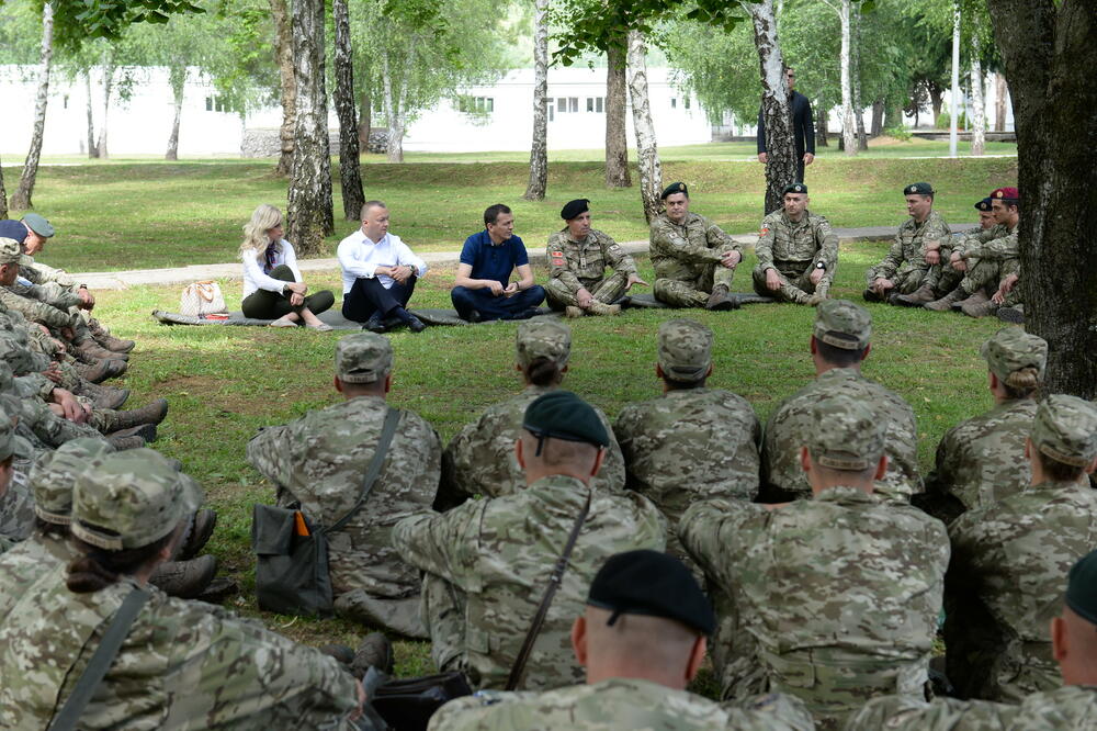 Bošković i Dakić sa vojnicima, Foto: Vlada Crne Gore