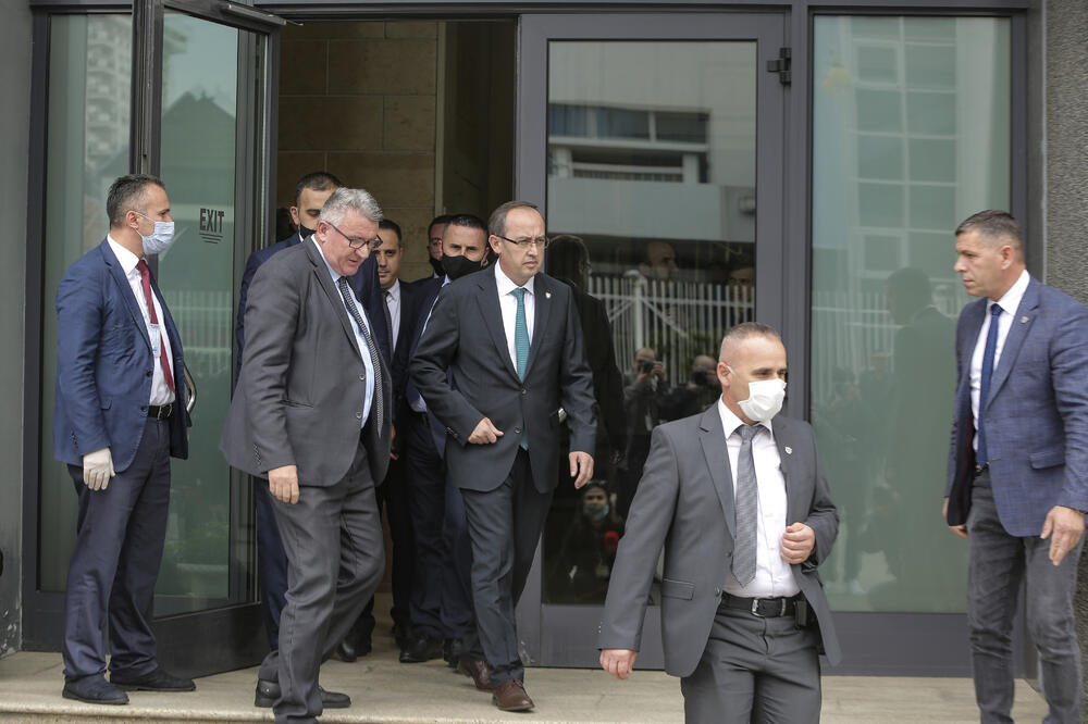 Avdulah Hotij (u sredini) izlazi iz parlamenta, nakon što je izabran za premijera, Foto: Visar Kryeziu/AP