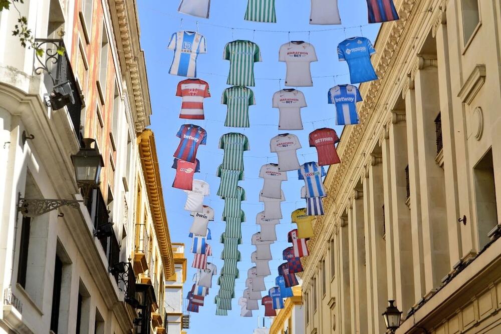 Okićene ulice Sevilje uoči večerašnjeg derbija Andaluzije